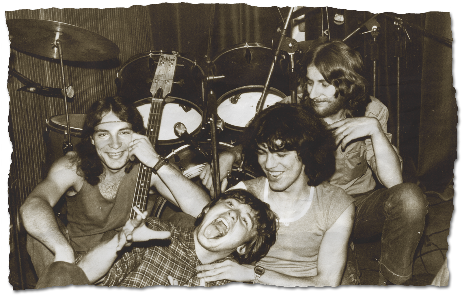 Na zdjęciu od lewej : Tadeusz Rakiel "Jabber " bas , Tomasz Oleś gitara , Maciej Ryśniak perkusja , Krzysztof Kwiczoł Kwinta gitary wokal. Zdjęcie z 1982 roku wykonane w studio Radiosygnały w akademiku Mrowisko na WSP w Opolu 